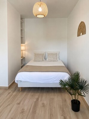Desk, free WiFi, bed sheets - Vrbo Property (Lons-le-Saunier)
