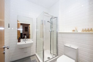 Shower, jetted bath, hair dryer, bidet - Stylish Mill Apartment with Sauna | Free Parking (Manchester)