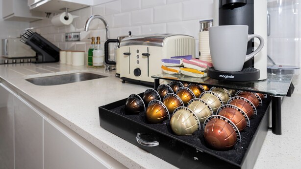 Une cuisine équipée d’une machine à café, d’un grille-pain et d’un plateau d’œufs.