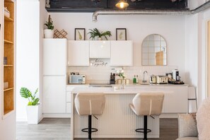 Private kitchen - Stylish Mill Apartment with Sauna | Free Parking (Manchester)