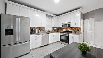 Coffee/tea maker, fridge, microwave, oven