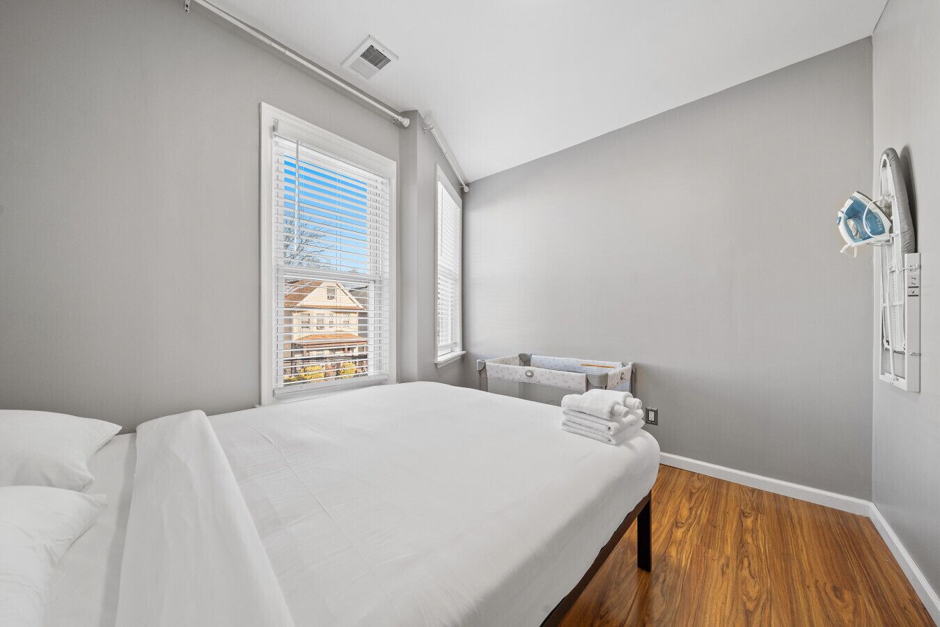 6 bedrooms, desk, iron/ironing board, travel crib