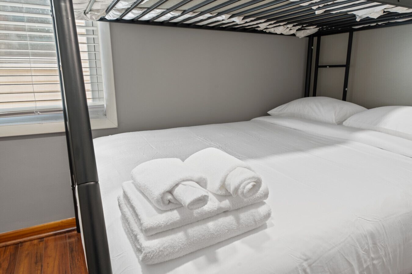6 bedrooms, desk, iron/ironing board, travel cot
