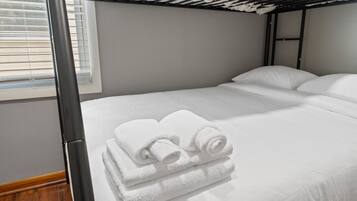 6 bedrooms, desk, iron/ironing board, travel cot