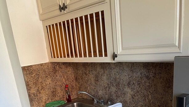 A kitchen with two sinks, a stainless steel refrigerator, and a granite countertop. - Fresher Breeze, your home from home in the heart of the beautiful Ocho Rios (St Anns)