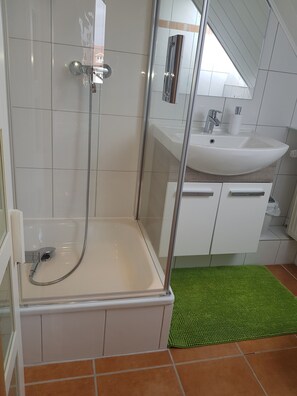 Shower, hair dryer, soap, toilet paper - Vrbo Property (Cuxhaven)