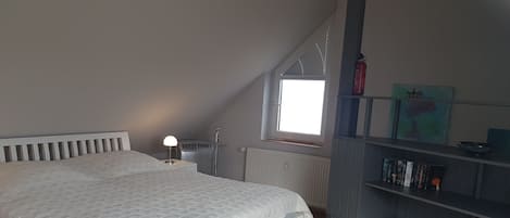 3 habitaciones, tabla de planchar con plancha y internet