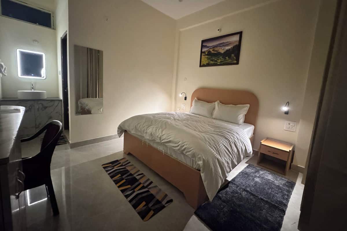 Quarto solteiro luxo | Escrivaninha, espaço de trabalho para notebook, Wi-Fi de cortesia