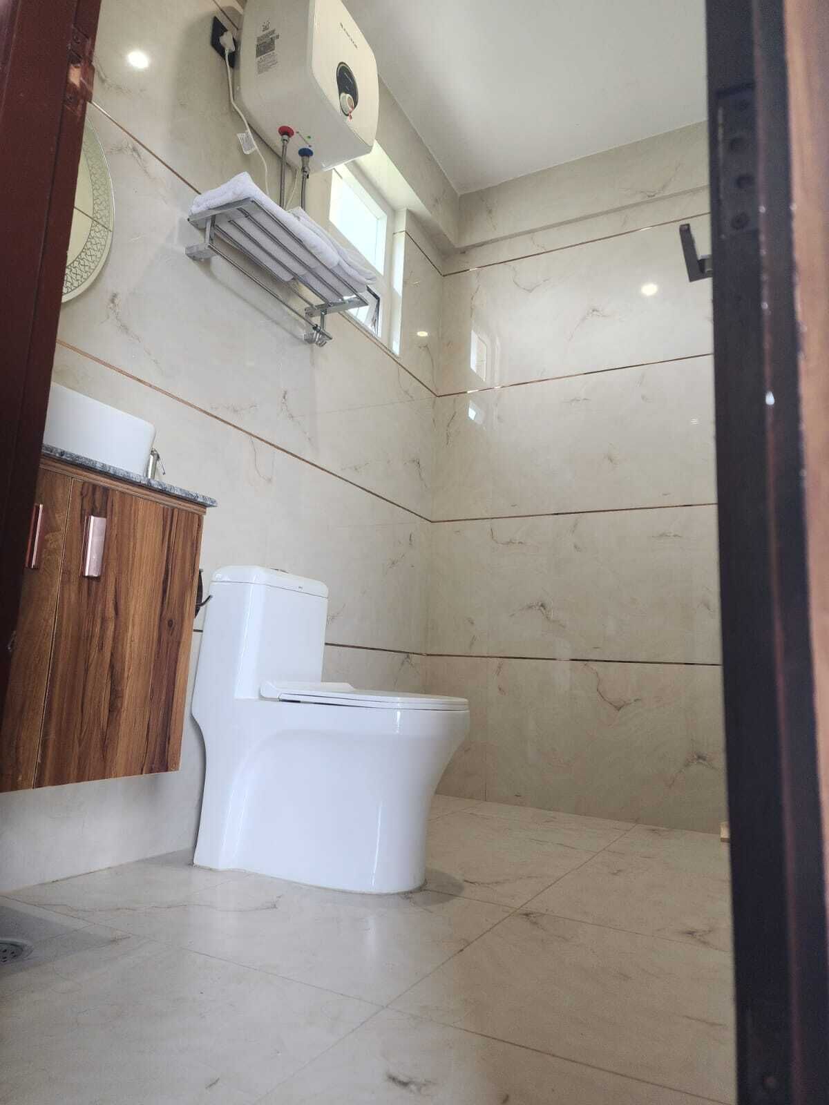Junior Apartment, Mountain View | Bathroom | Free toiletries, towels, soap, shampoo