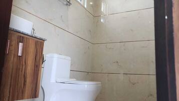 Junior Apartment, Mountain View | Bathroom | Free toiletries, towels, soap, shampoo