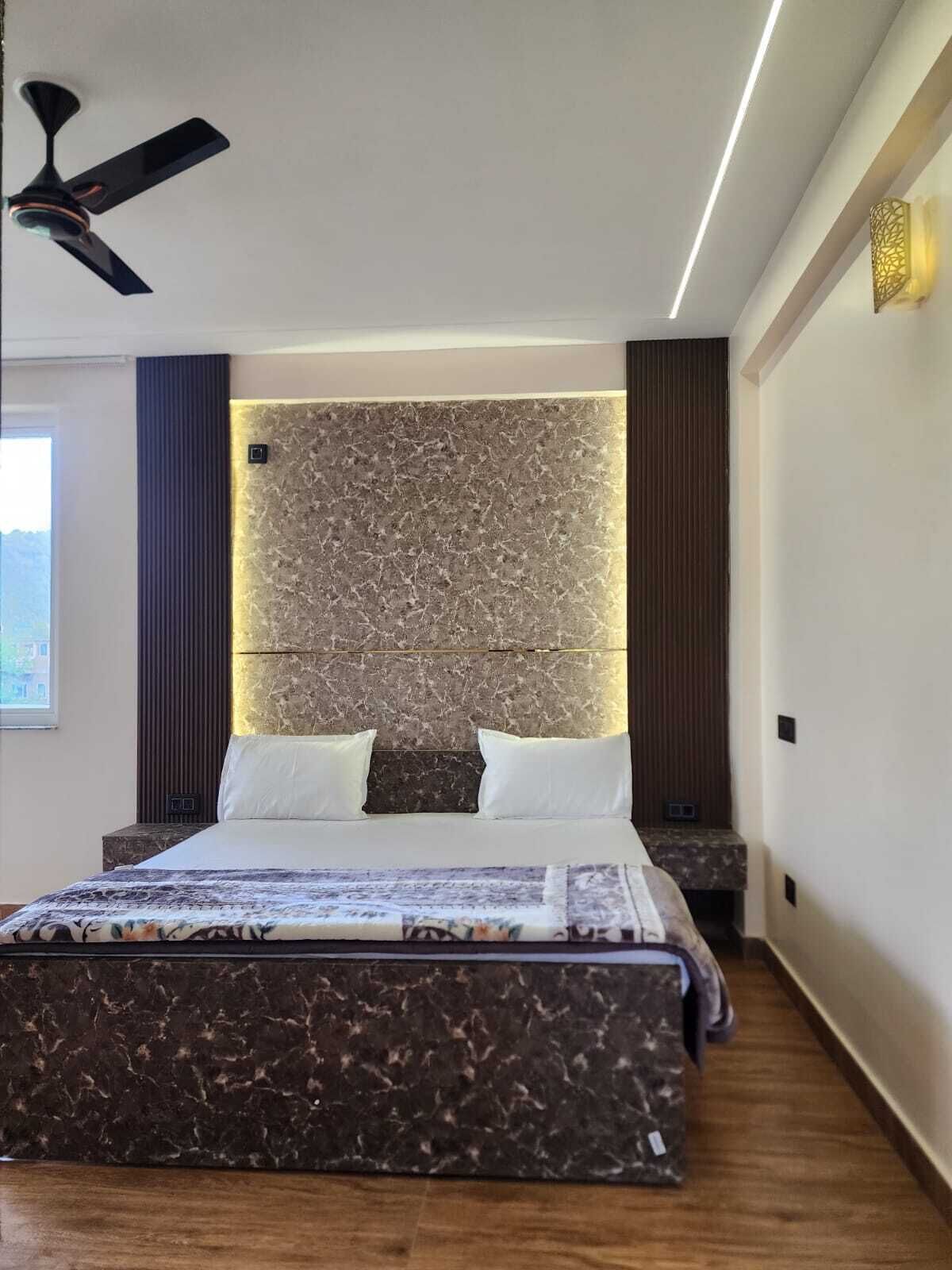 Deluxe Apartment, Mountain View | Desk, laptop workspace, free WiFi