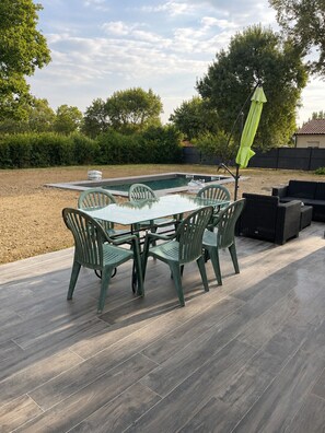 Outdoor dining - Vrbo Property (Rabastens)