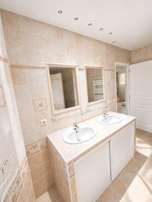 Bathroom - Vrbo Property (Rabastens)