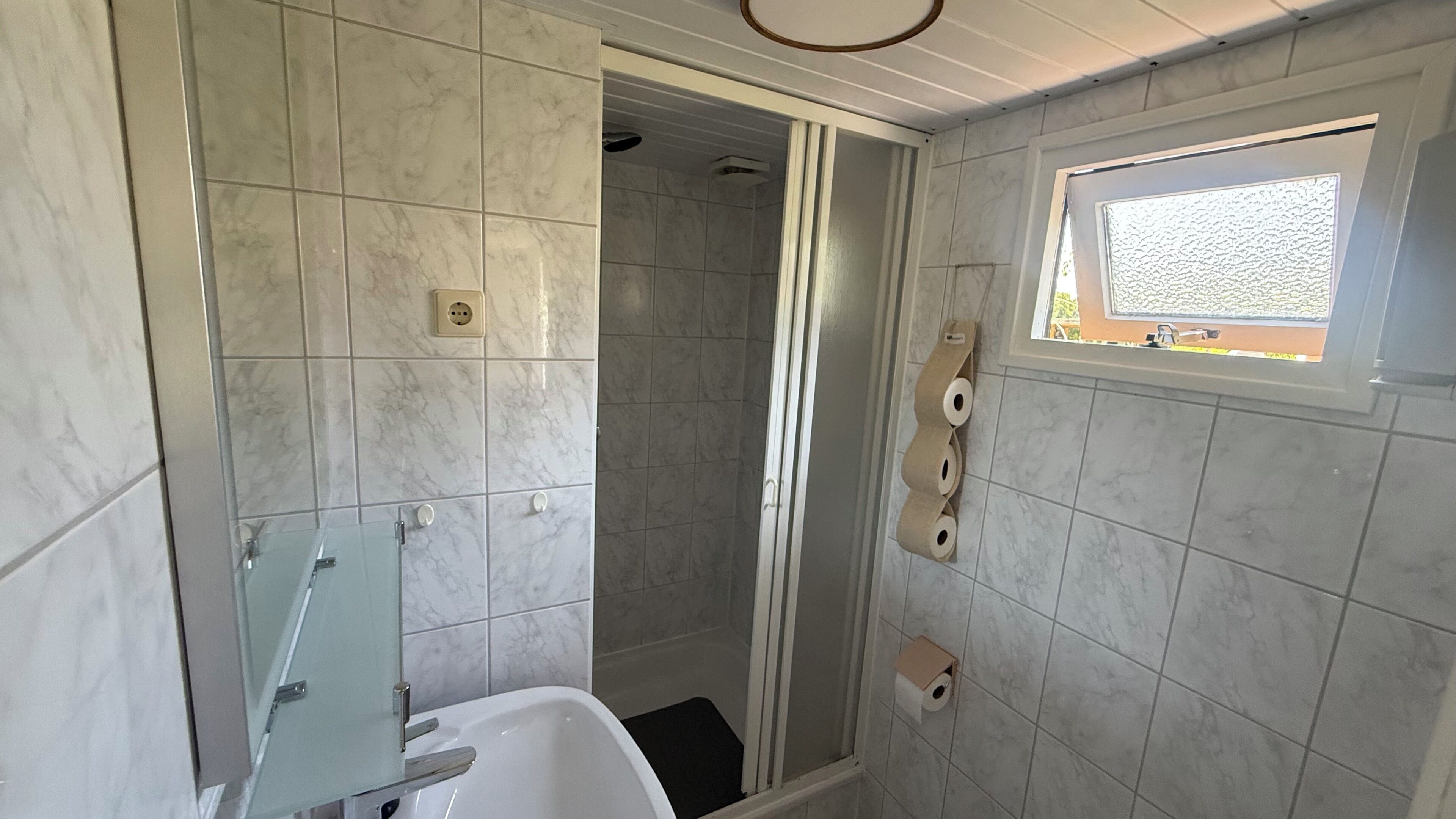 Douche, sèche-cheveux, serviettes fournies, savon