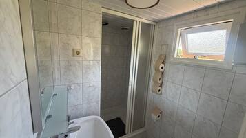 Douche, sèche-cheveux, serviettes fournies, savon