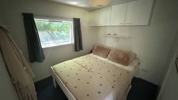 WiFi (free), bed sheets