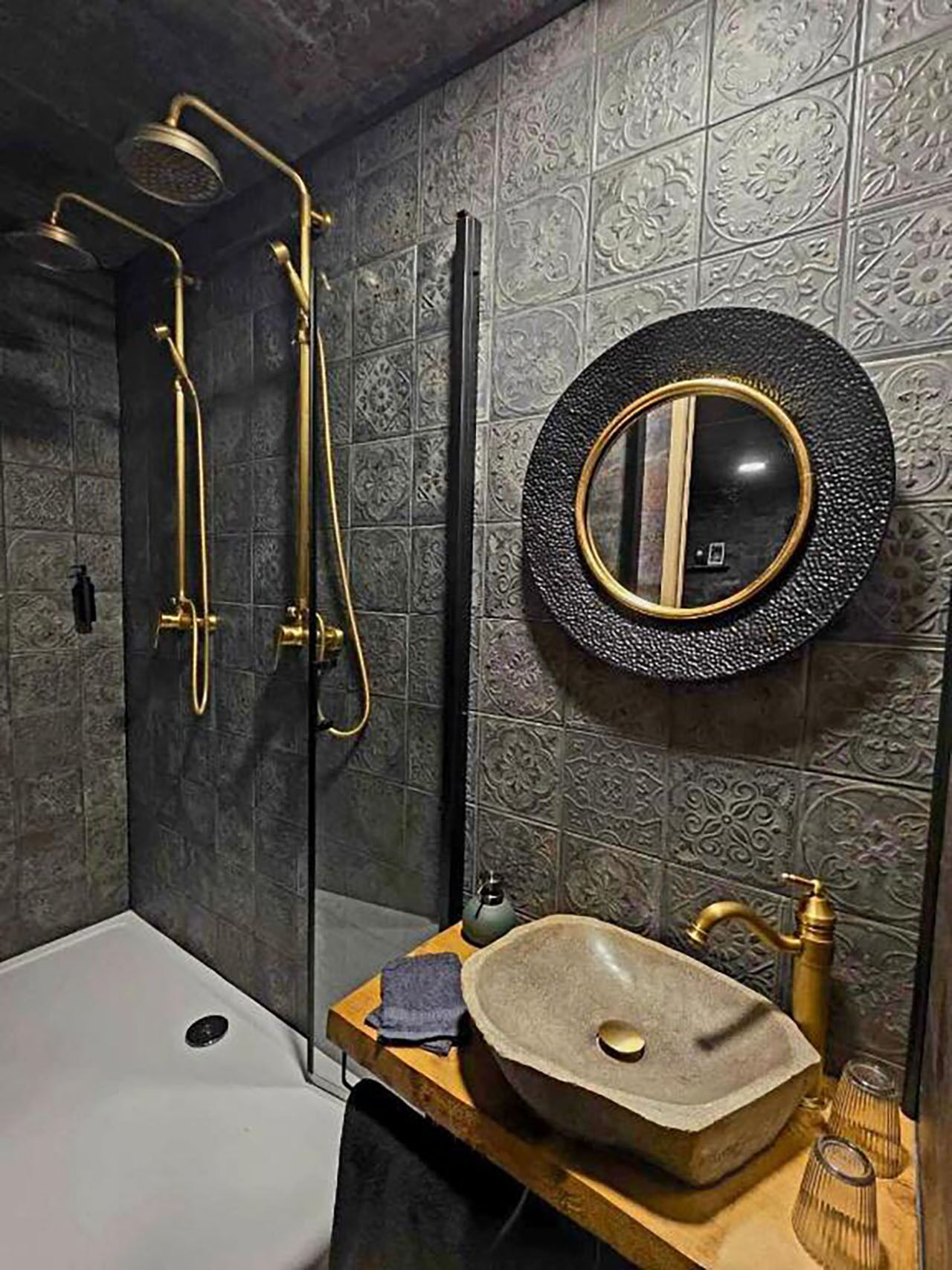 Een douche, een haardroger, handdoeken, zeep