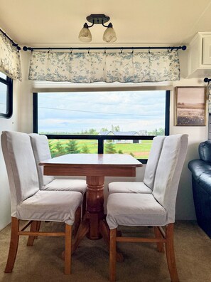 Dining - Oceanview with Beach Access (Belle River)