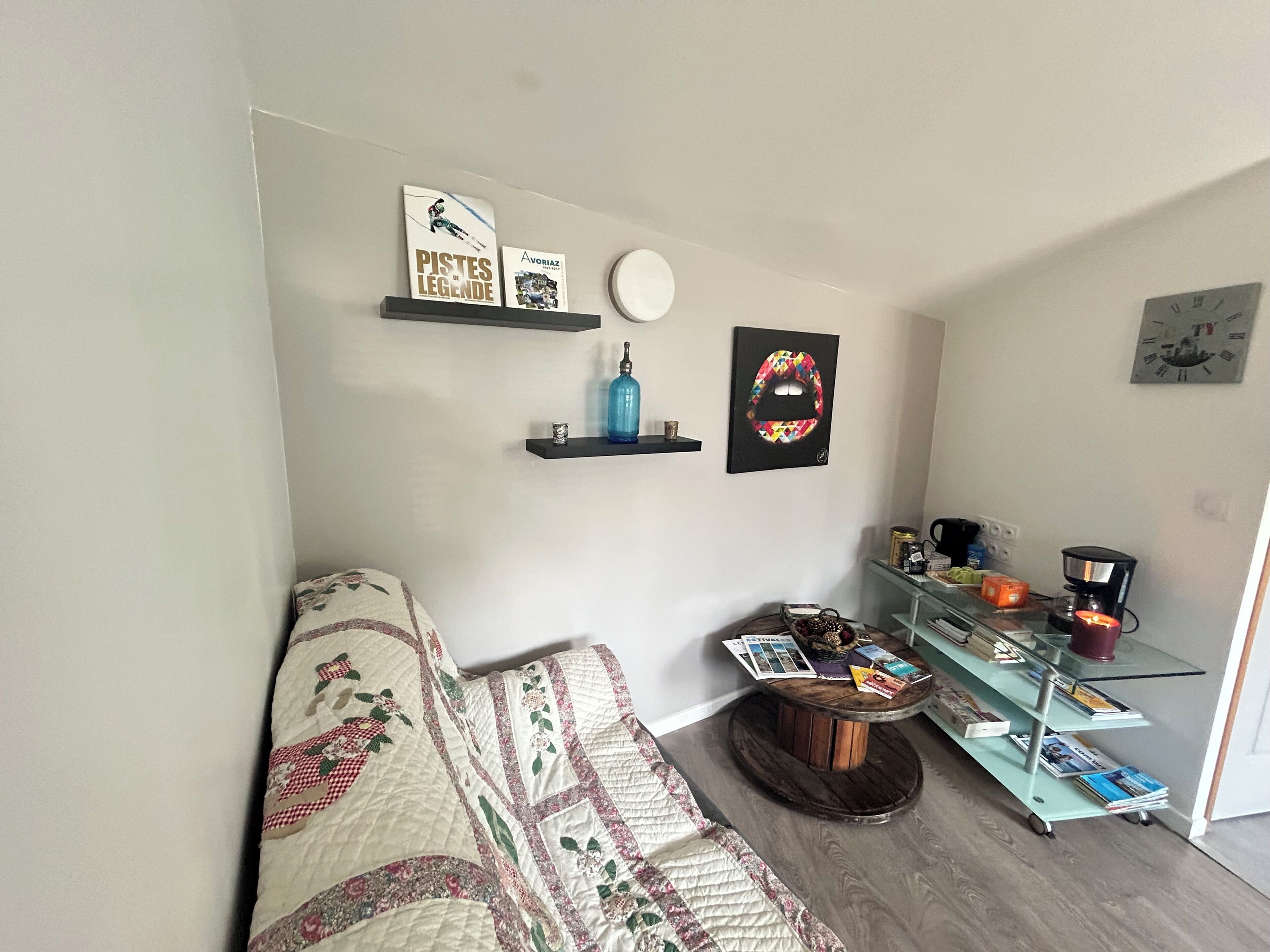 Una sala de estar con un sofá, una mesa de centro y una estantería.