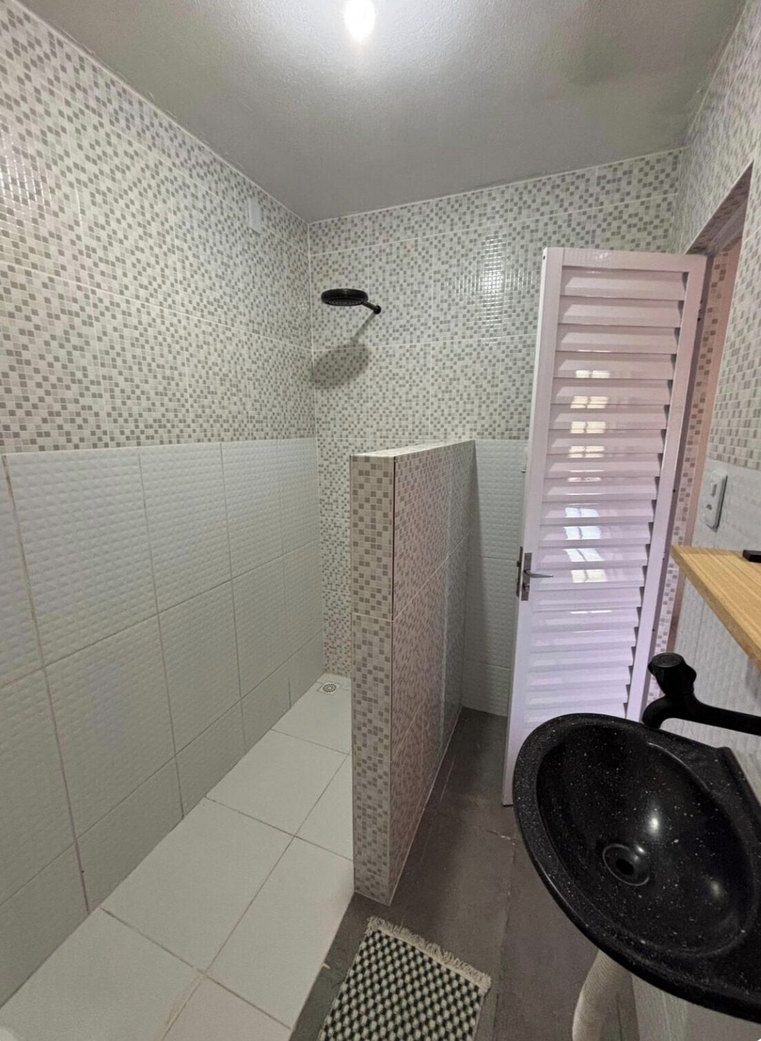 Chuveiro, sabonete, papel higiênico 