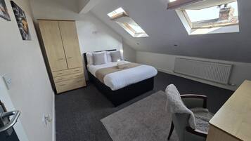 6 bedrooms, iron/ironing board, Internet