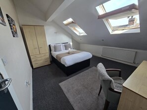 6 bedrooms, iron/ironing board, Internet - 6-Bedroom Liverpool Home • Sleeps 21 •Near Anfield (Liverpool)