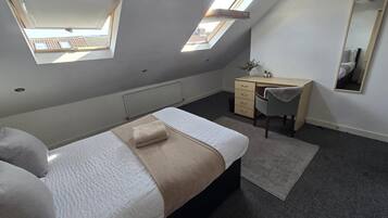 6 bedrooms, iron/ironing board, Internet