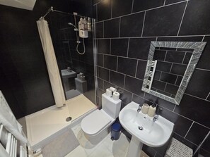 Shower, hair dryer, towels, soap - 6-Bedroom Liverpool Home • Sleeps 21 •Near Anfield (Liverpool)