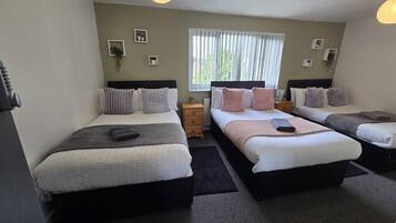 6 bedrooms, iron/ironing board, Internet