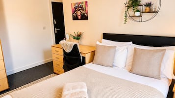 6 bedrooms, iron/ironing board, Internet
