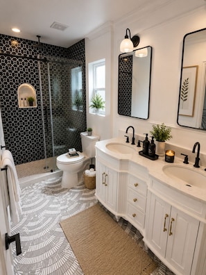 Shower, towels, soap, toilet paper - Charming luxury 4-bedroom house with AC in San Juan Capistrano (San Juan Capistrano)