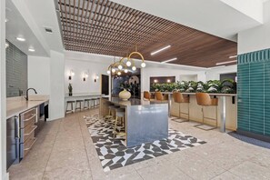 A modern kitchen with a central island, bar stools, and pendant lighting. - Luxury 1BR | Midtown Dallas | Pool, Gym, Free Parking (Dallas)