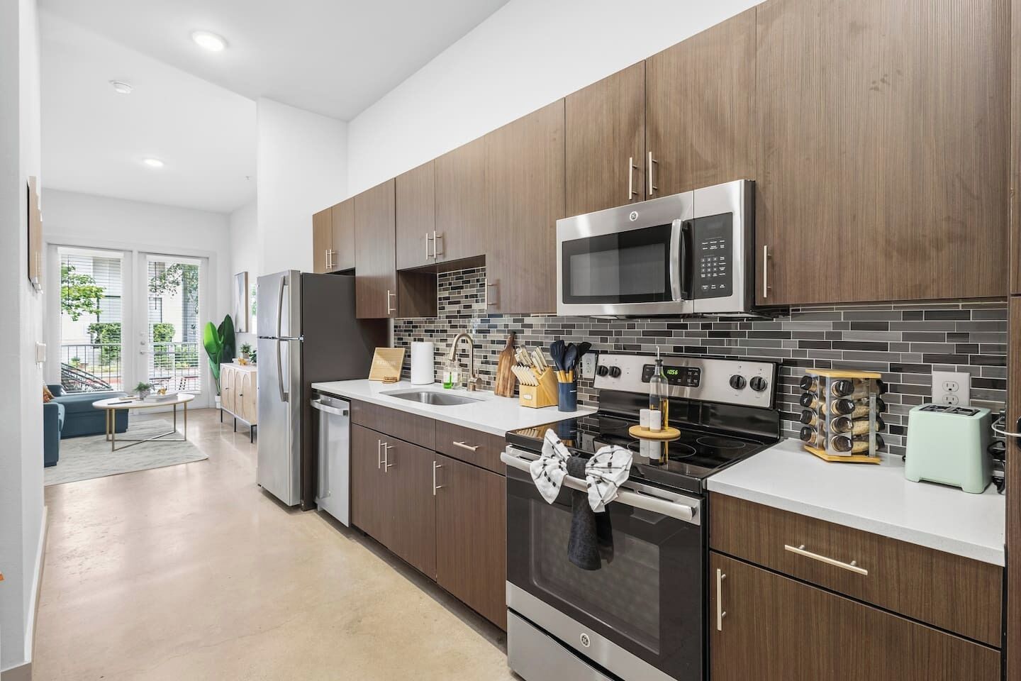 Coffee/tea maker, fridge, microwave, oven