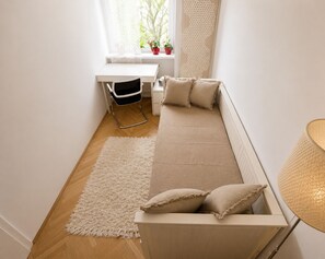 Ein kleines Zimmer mit einem Bett, einem Schreibtisch und einem Stuhl.