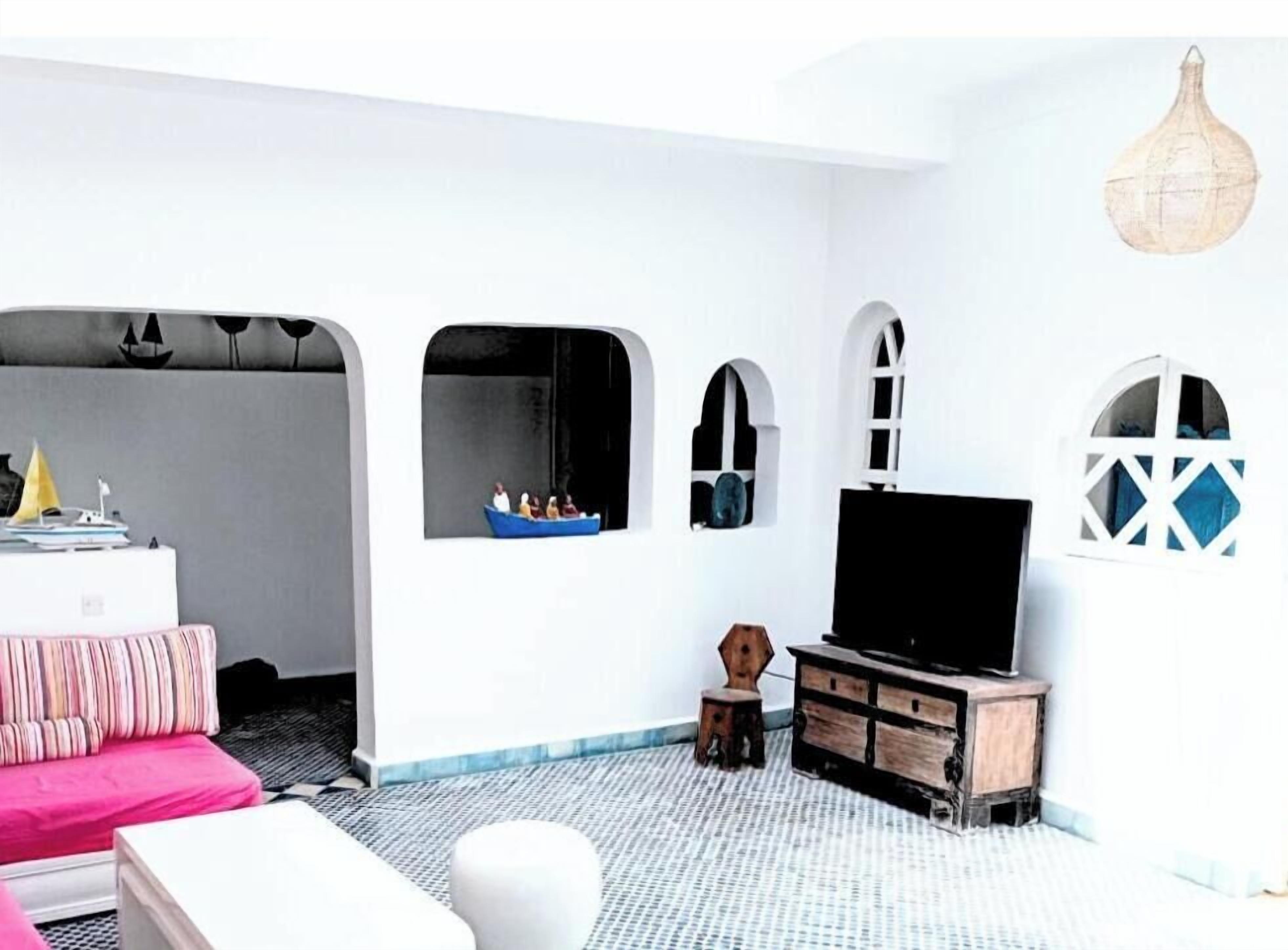 Een moderne woonkamer met een flatscreen televisie, een bank en een salontafel.