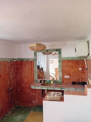 Douche, sèche-cheveux, serviettes fournies, savon