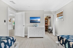3 chambres, coffres-forts dans les chambres, fer et planche à repasser