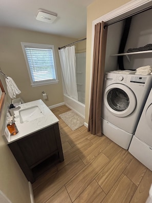 Hair dryer, towels, soap, toilet paper - Beautiful new home with large yard centrally located in Conway (Conway)