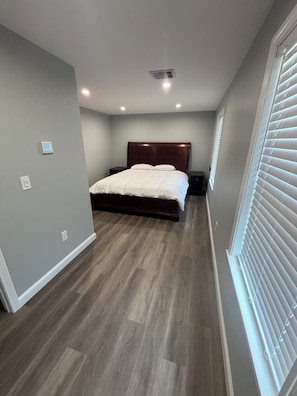 WiFi, bed sheets - Beautiful new home with large yard centrally located in Conway (Conway)
