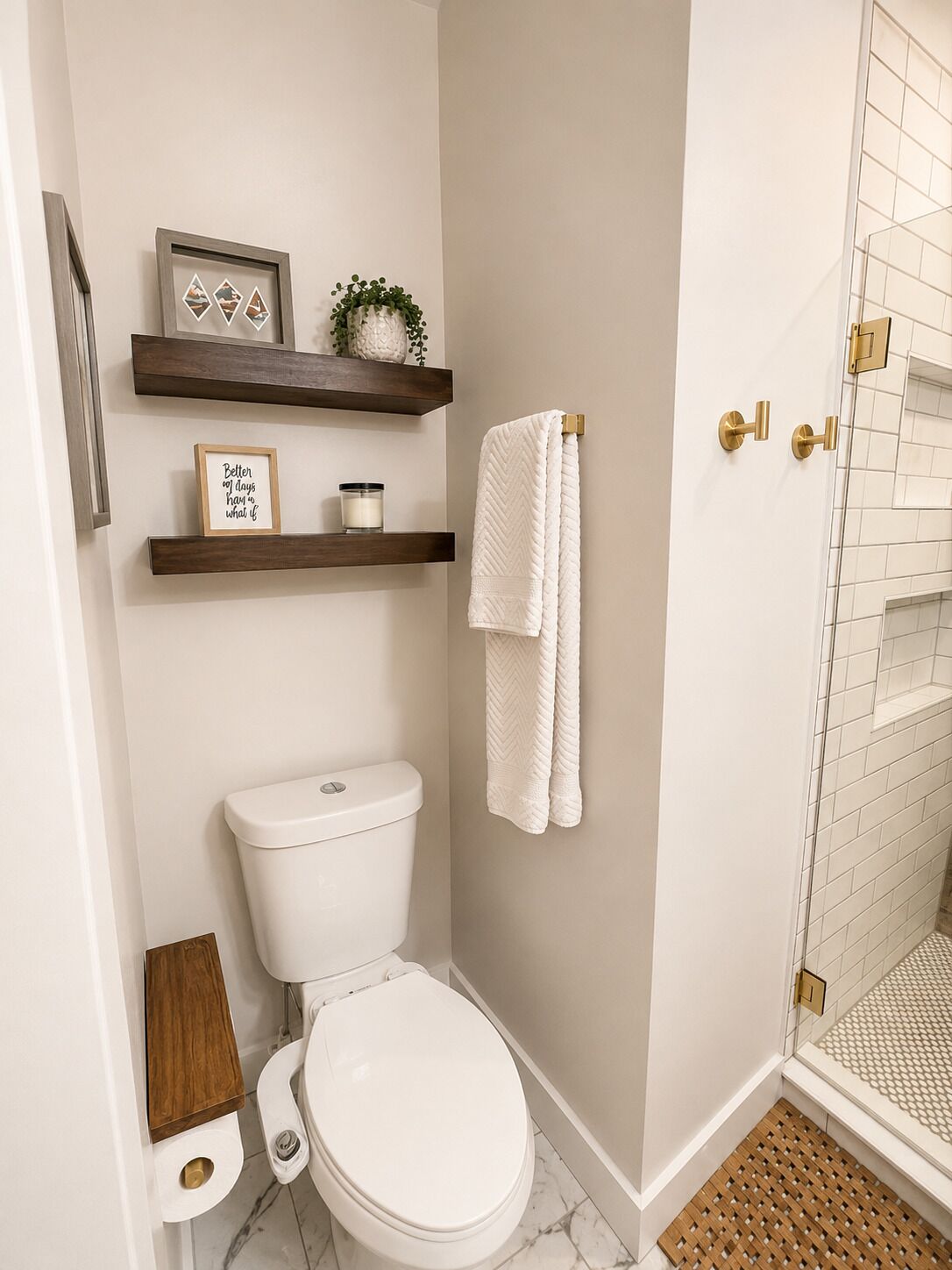 Douche, sèche-cheveux, bidet, serviettes fournies
