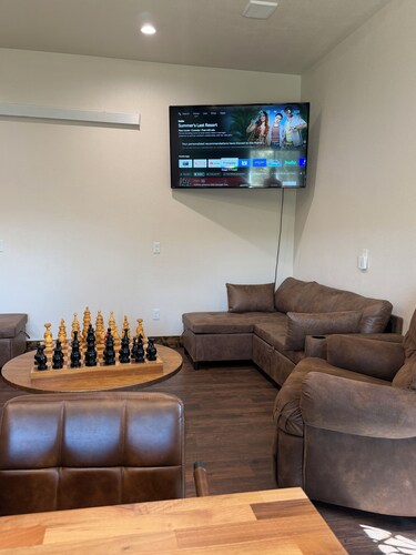 Private Retreat with Mountain Views with Full Kitchen & Peaceful Setting