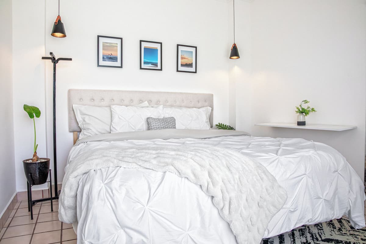 Habitación doble Deluxe, patio, vista a la ciudad | Edredón, cortinas blackout, tabla de planchar con plancha y wifi gratis