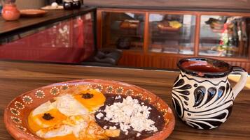 Desayuno a la carta todos los días (con cargo)