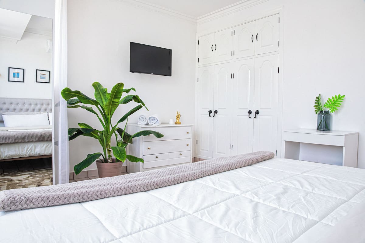 Habitación triple Deluxe, patio, vista a la ciudad | Edredón, cortinas blackout, tabla de planchar con plancha y wifi gratis