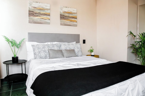 Habitación Confort con 1 cama matrimonial o 2 individuales, patio, vista al mar | Edredón, cortinas blackout, tabla de planchar con plancha y wifi gratis