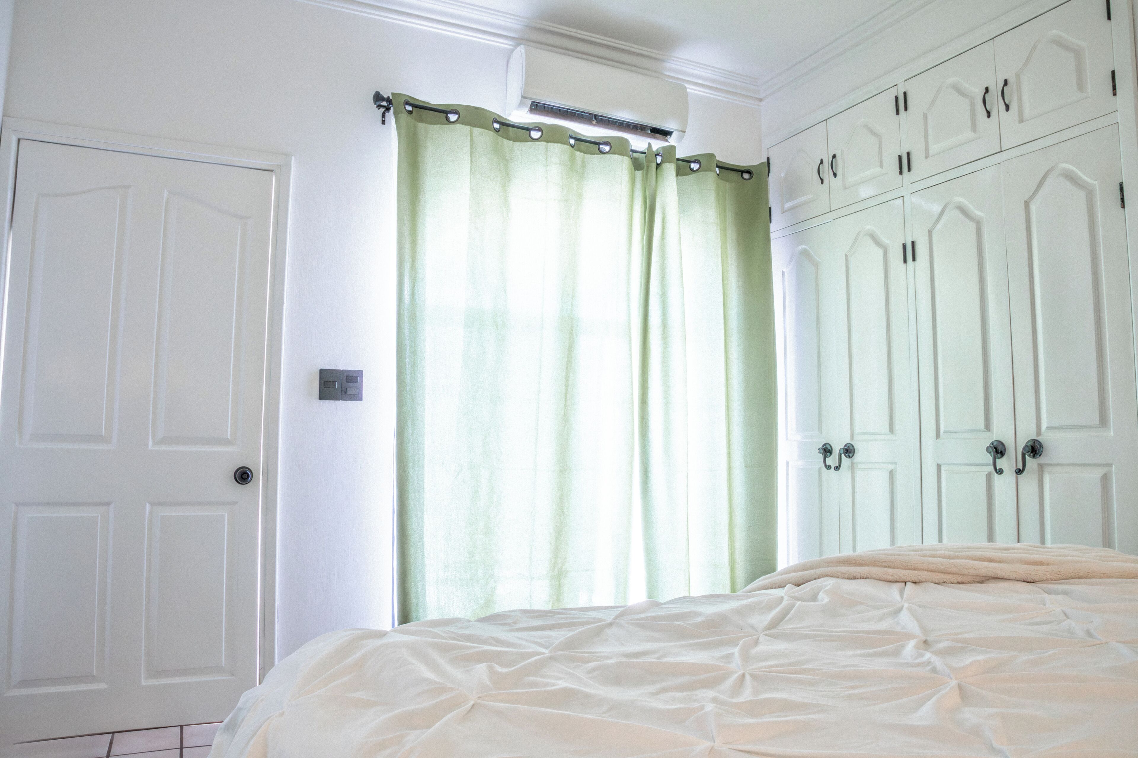 Habitación doble Deluxe, patio, vista a la ciudad | Edredón, cortinas blackout, tabla de planchar con plancha y wifi gratis 