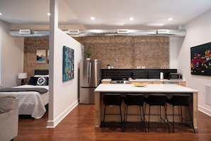 Free WiFi, bed sheets - Stay in the Heart of the Historic 100 Block (Council Bluffs)