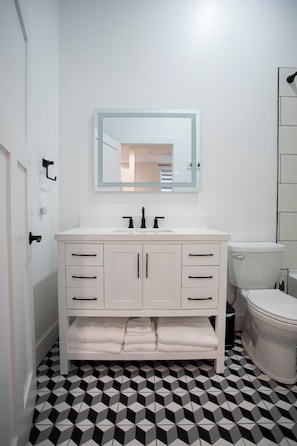 Hair dryer, towels, soap, shampoo - Stay in the Heart of the Historic 100 Block (Council Bluffs)