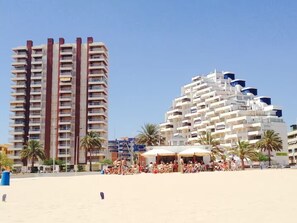 On the beach - Beachfront apartment with pool, parking & sea view, Gandia (Grau i Platja)