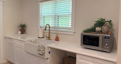 Luxury Modern Cottage • Pickleball Court • Minutes to Liberty, Snowflex & Hiking